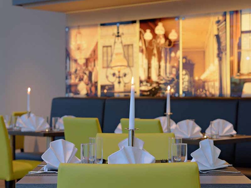 festlich gedeckte Tische im Restaurant von Hotel Park Inn, Linz