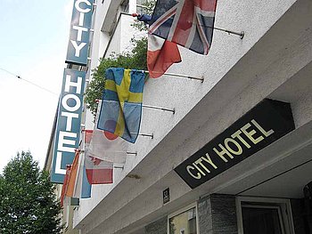Eingang ins City Hotel mit internationalen Fahnen