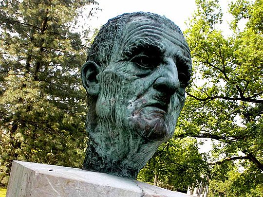 Anton Bruckner als grüne Statue an einer Gedenkstelle