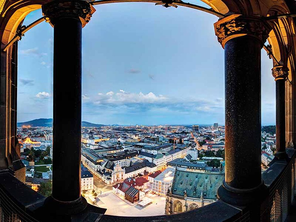 atemberaubende Aussicht bei Dämmerung auf Linz vom Turm im Mariendom
