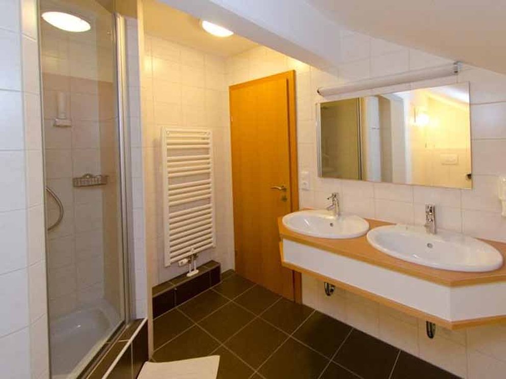 Badezimmer im Jutel Hotel in Obertraun
