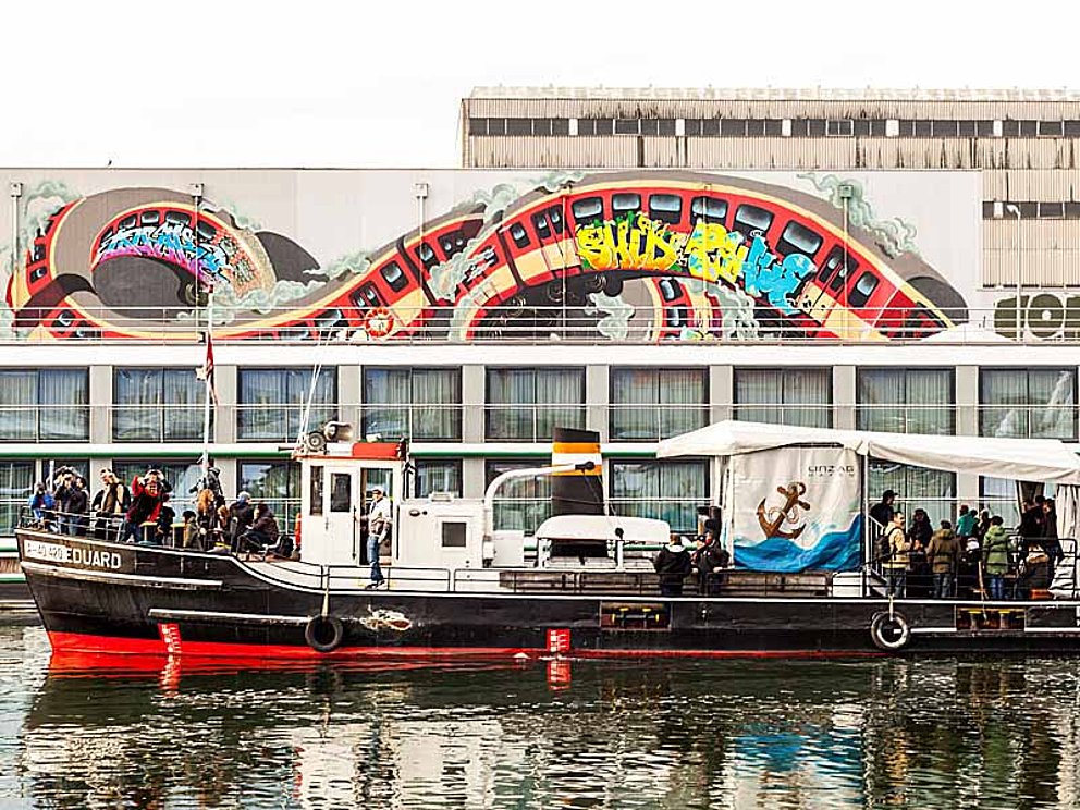 Schiff im Linzer Hafen zur Graffiti Galerie