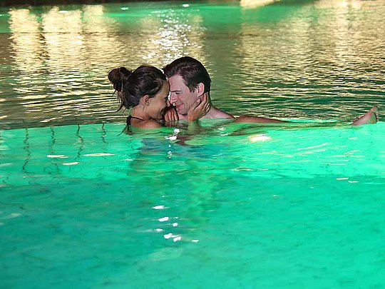 verliebtes Paar im Pool in der Therme Geinberg