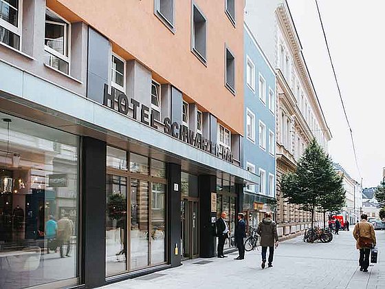 Eingang Hotel Schwarzer Bär in Linz mit Fußgängerzone