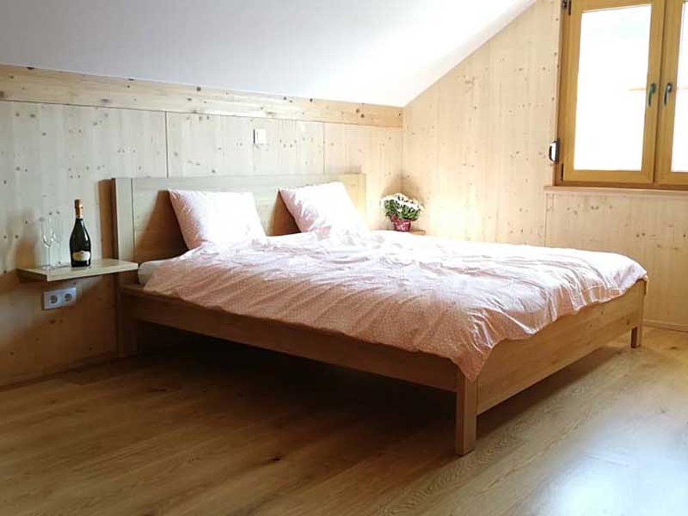 Zimmer mit Doppelbett in einer Ferienwohnung im Ferienresort Altaussee