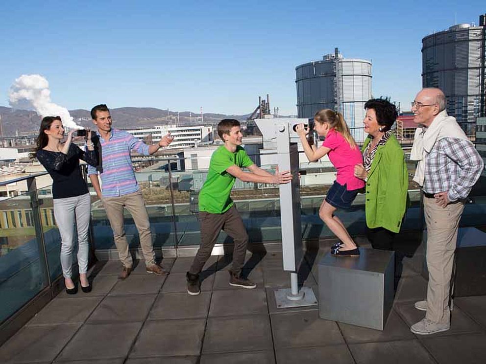 Eltern, Großeltern und Kinder auf der Aussichtsterrasse der voestalpine Stahlwelt in Linz