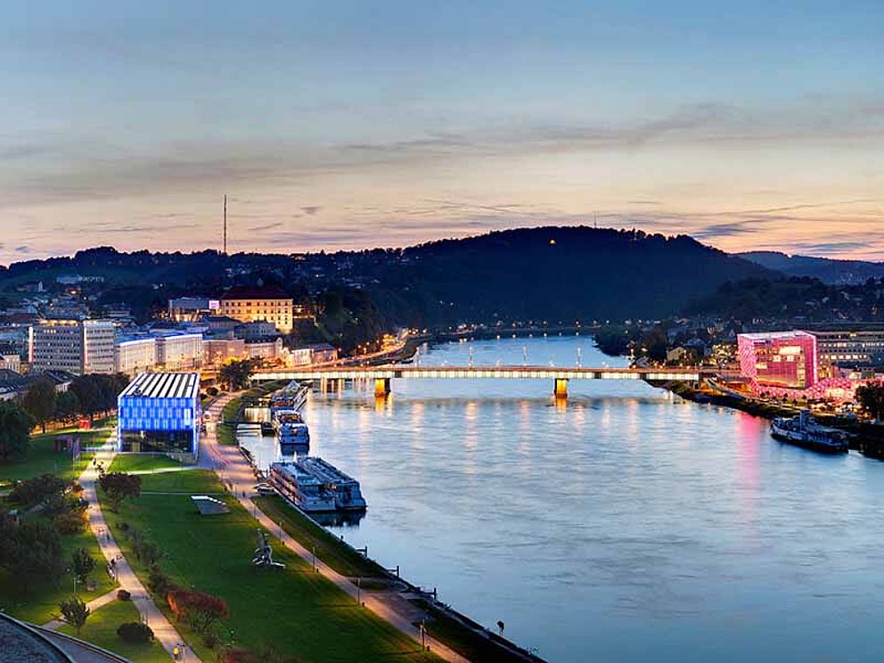Linz bei Dämmerung mit Donau, AEC, Lentos, Schluss und Nibelungenbrücke