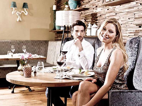 Ein Paar im Privatissimum im Romantik Resort Bergergut, Afiesl