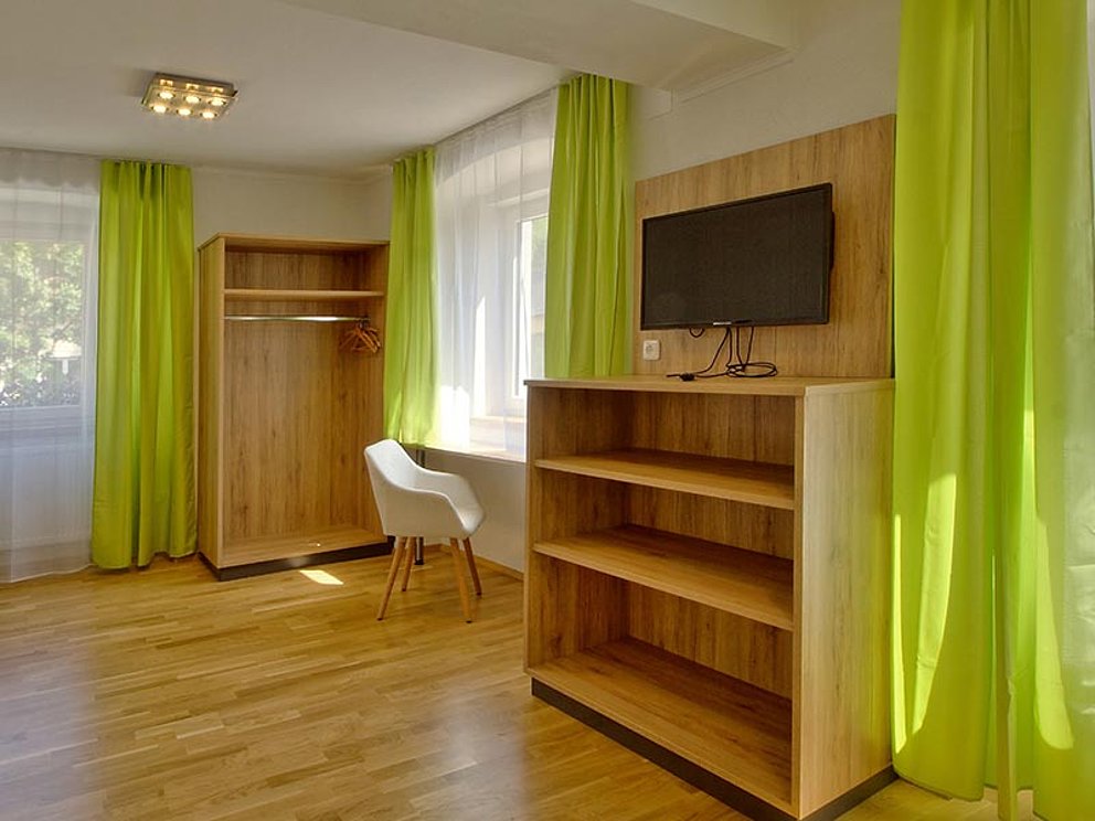 Das Bild zeigt die moderne Ausstattung in hellem Holz, der Zimmer im "Das Rössl".