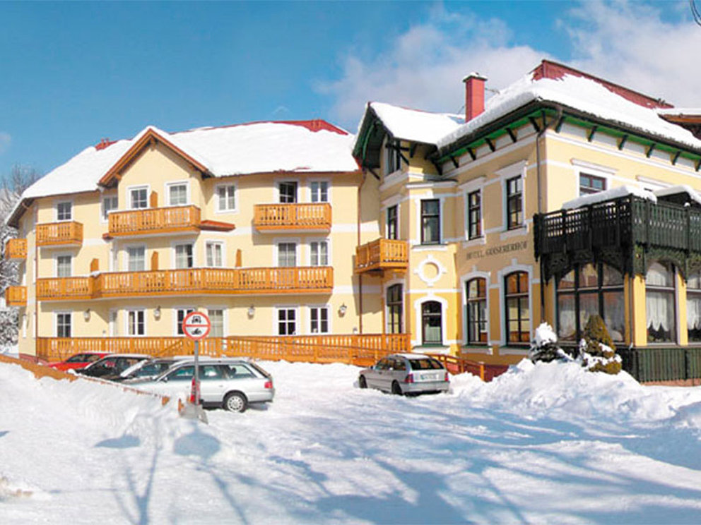 Außenansicht Hotel Goisererhof im Winter mit Schnee