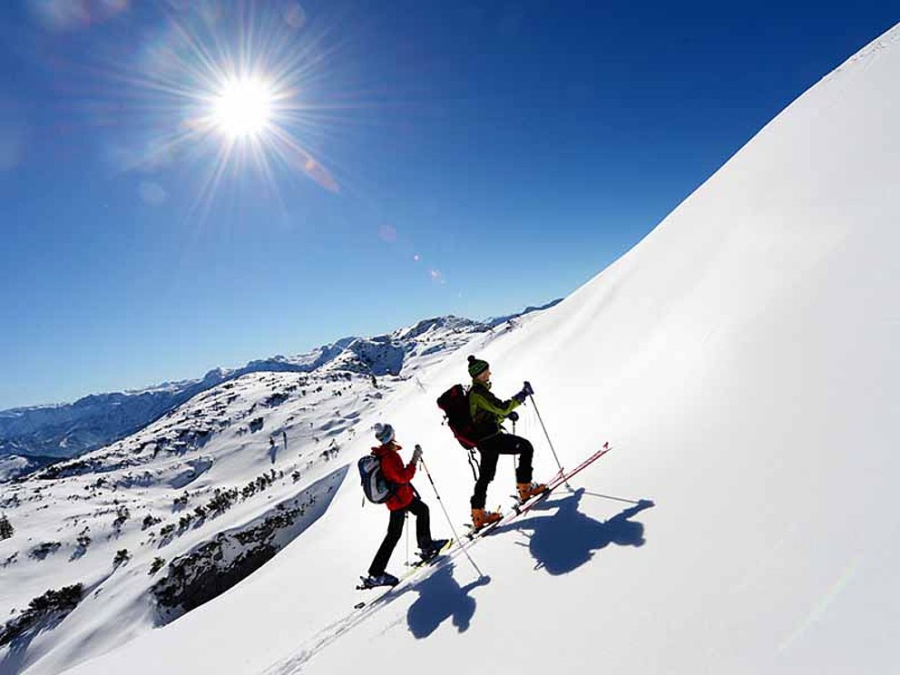 zwei Skitourengeher im Skigebiet Feuerkogel mit toller Aussicht