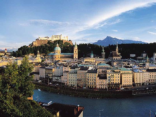 Die Silhouette der Stadt Salzburg wird dominiert von der alles überwachenden Festung Hohensalzburg.