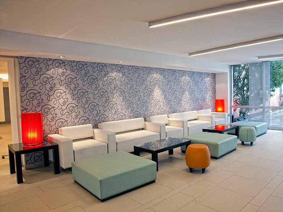 großzügige Lounge mit Polstermöbel im Hotel Ibis Styles in Linz