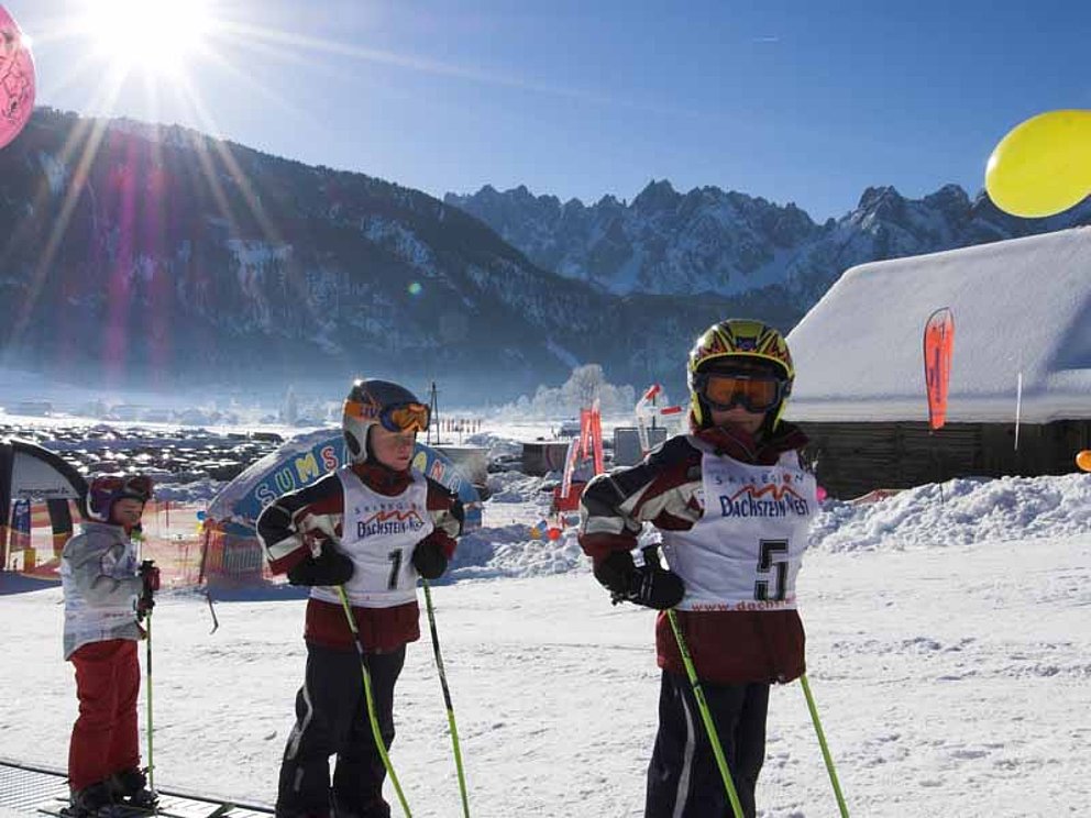 Drei Kinder beim Skifahren in der Skiregion Dachstein West