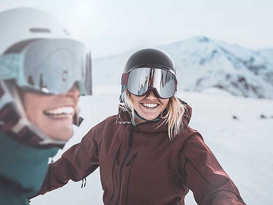 zwei Frauen haben Ski-Spaß im Skigebiet Hinterstoder und Wurzeralm