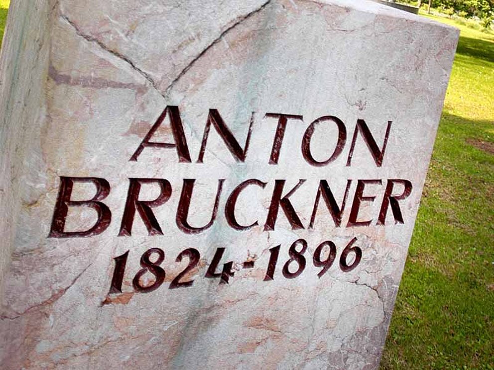 Anton Bruckner Gebuts- und Sterbejahr auf der Statue an der Gedenkstelle