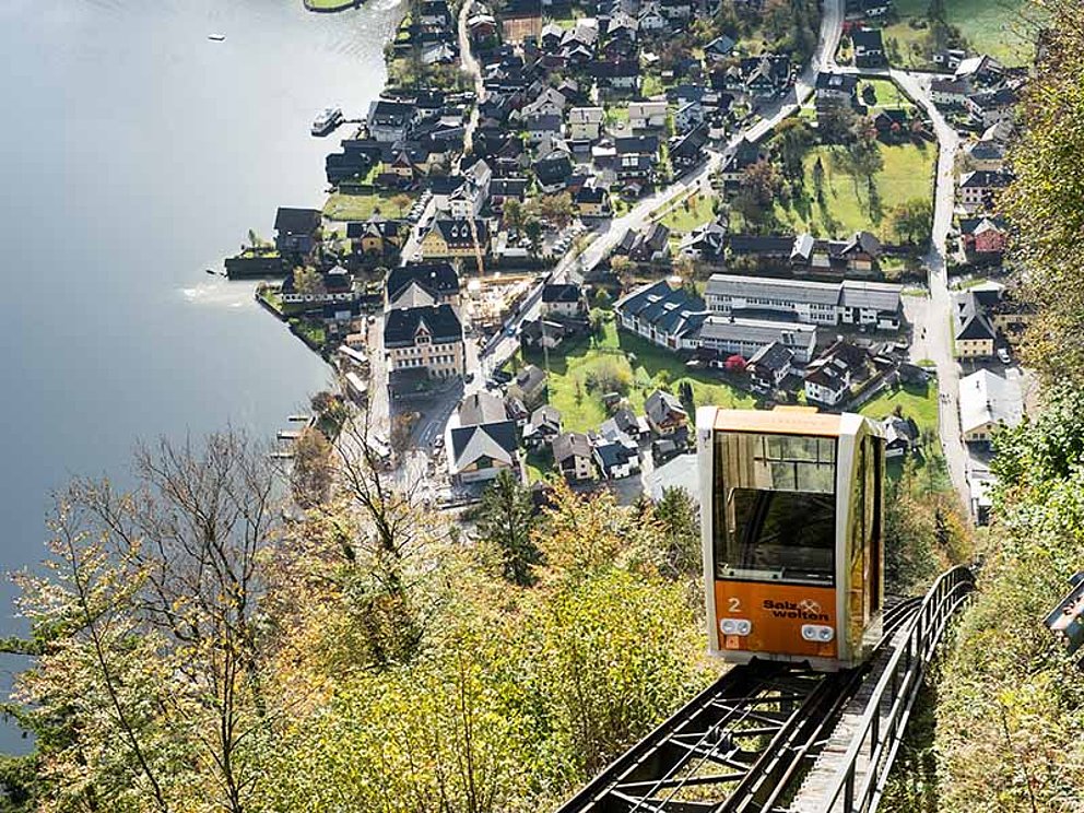 Salzbergbahn in Hallstatt mit Seeblick