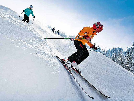 Skifahrer in der Skiregion Dachstein West - Gosau