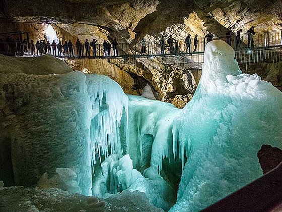 Eis in blauem Licht in der Dachstein Eishöhle