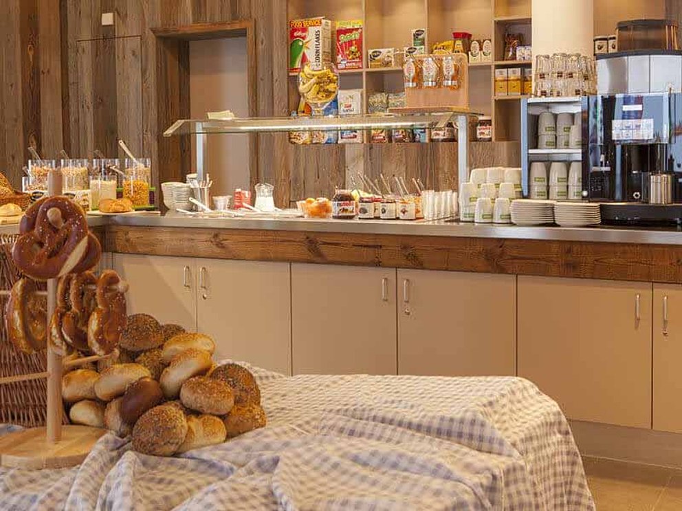 frisches Frühstücksbuffet mit Gebäck, Kaffee, Tee, usw. im Explorer Hotel in Hinterstoder