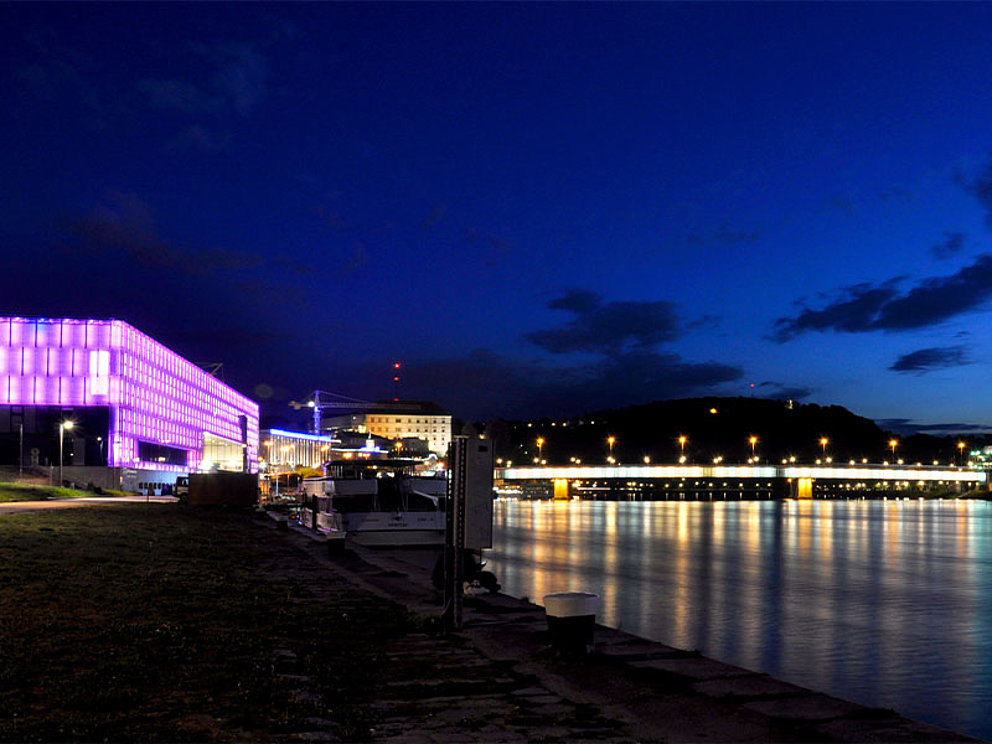 Lentos Kunstmuseum und Nibelungenbrücke bei Nacht