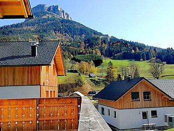 Blick auf die Bergwelt und das Ferienresort Altaussee in Lichtersberg