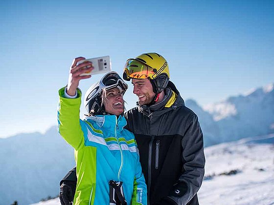 Paar macht Selfie beim Skifahren im Skigebiet Hinterstoder-Wurzeralm