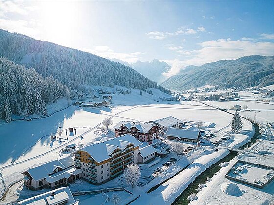 winterliche Luftaufnahme vom Hotel