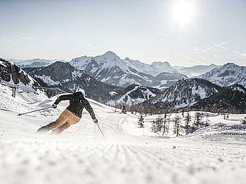 Schifahrerin genießt eine lange Abfahrt