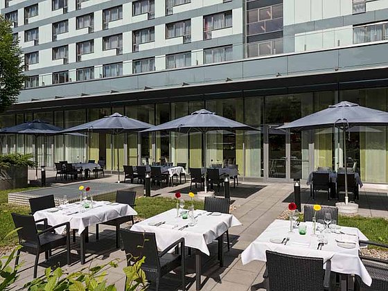 Im Hotel Park Inn Linz speisen Sie an sonnigen Tagen auf der Gartenterrasse
