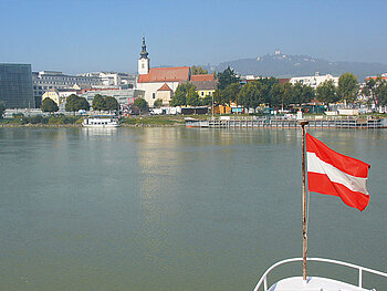 MS Linzerin in Fahrt auf der Donau bei Linz