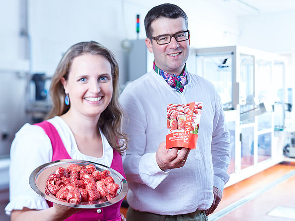 Frau und Herr Kibler mit Erdbeerteller in der Schokoladenmanufaktur Frucht und Sinne
