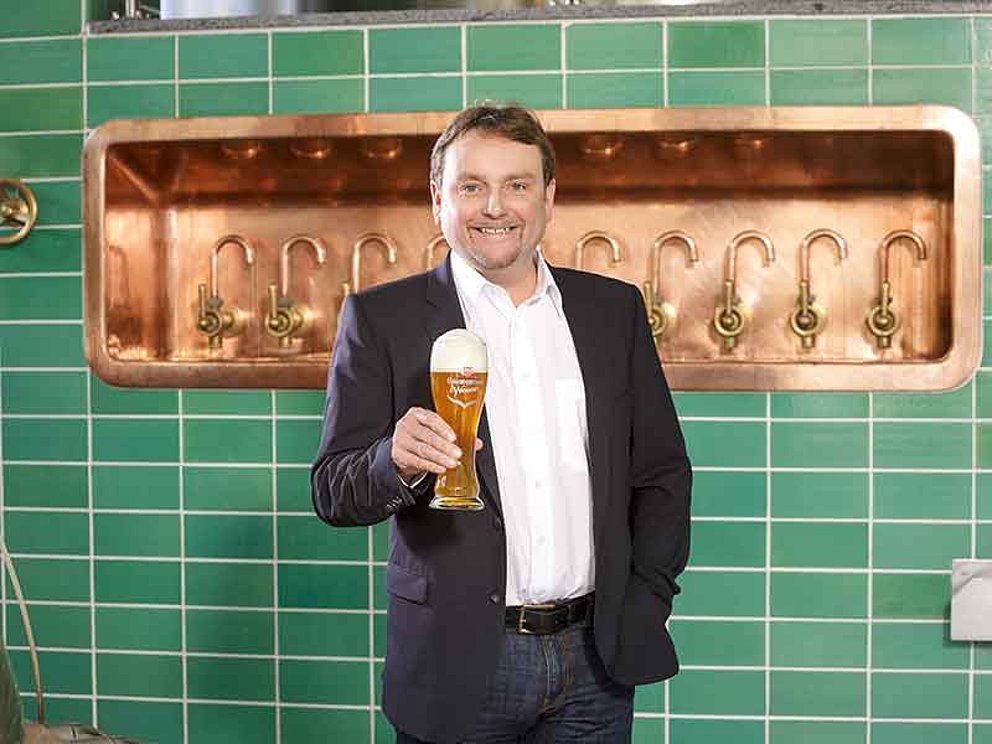 Mann mit Bier in der Brauerei Baumgartner in Schärding