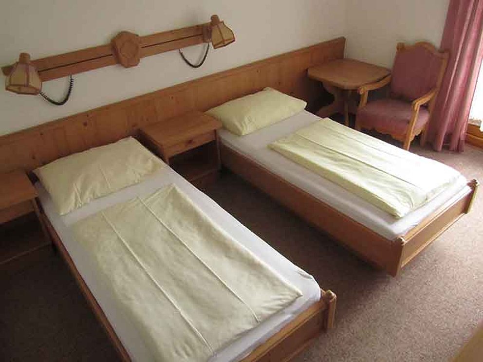 Zimmer mit getrennten Betten im Hotel-Pension Carossa in Abersee