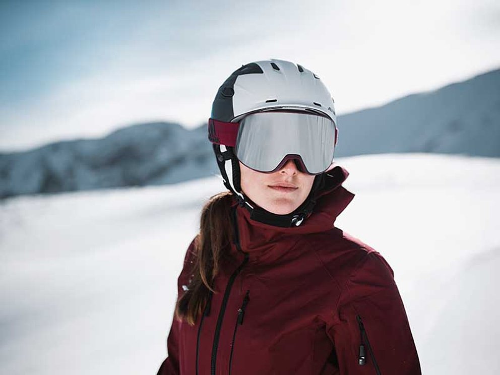Skifahrerin mit Helm und Brille im Skigebiet Hinterstoder und Wurzeralm