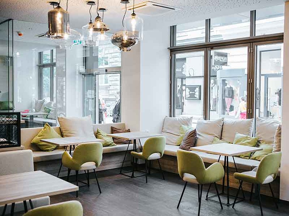 Lounge im Hotel Schwarzer Bär in Linz mit Sitzmöglichkeiten und Blick auf die Straße