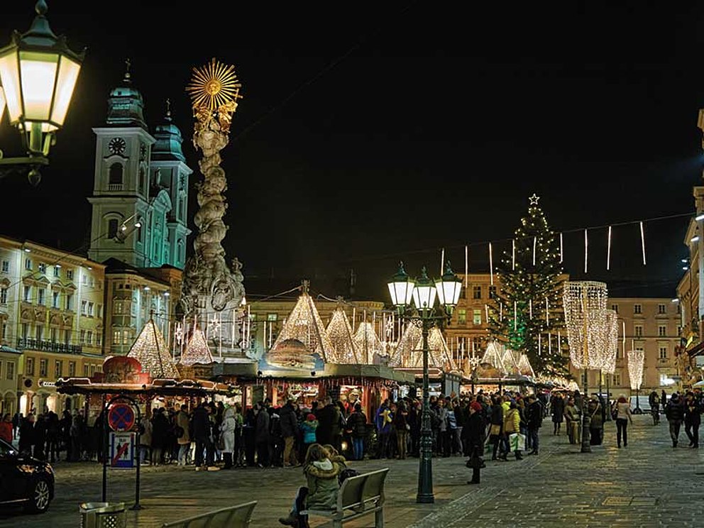 Beleuchtet Buden am abendlichen Weihnachtsmarkt in Linz