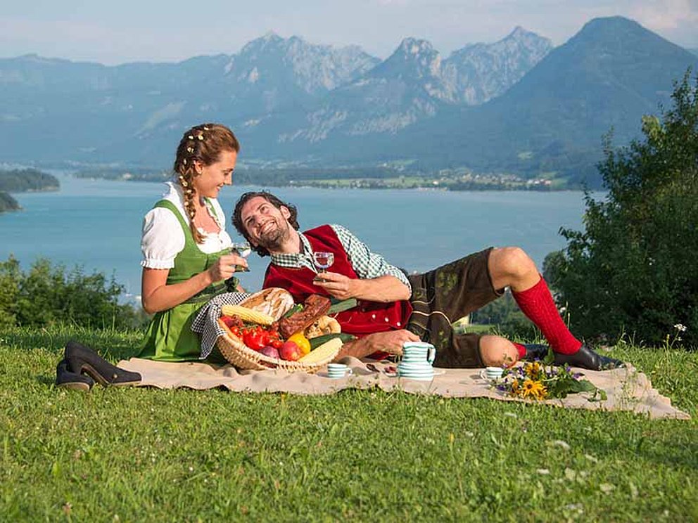traditionelles Picknick am Wolfgangsee im Salzkammergut