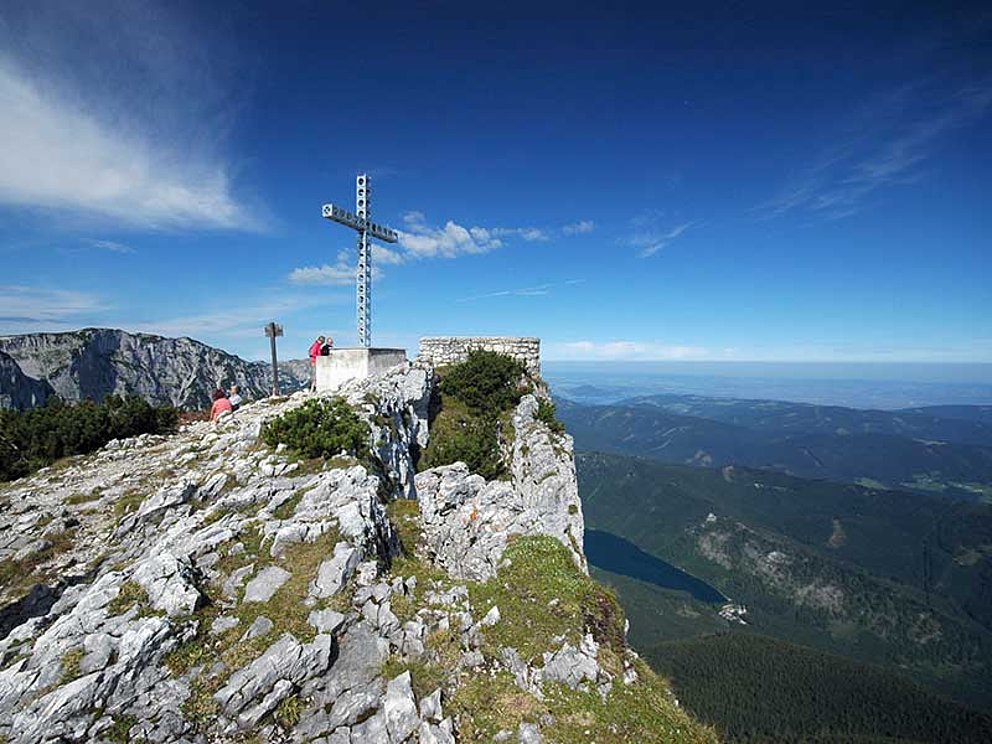 Blick aufs Europakreuz mit blauem Himmel am Gipfel des Alberfeldkogels