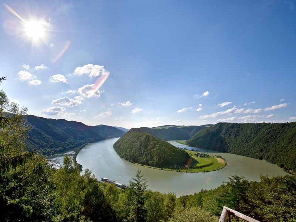 In der Schlögener Schlinge umfließt die Donau mächtige Granitformationen