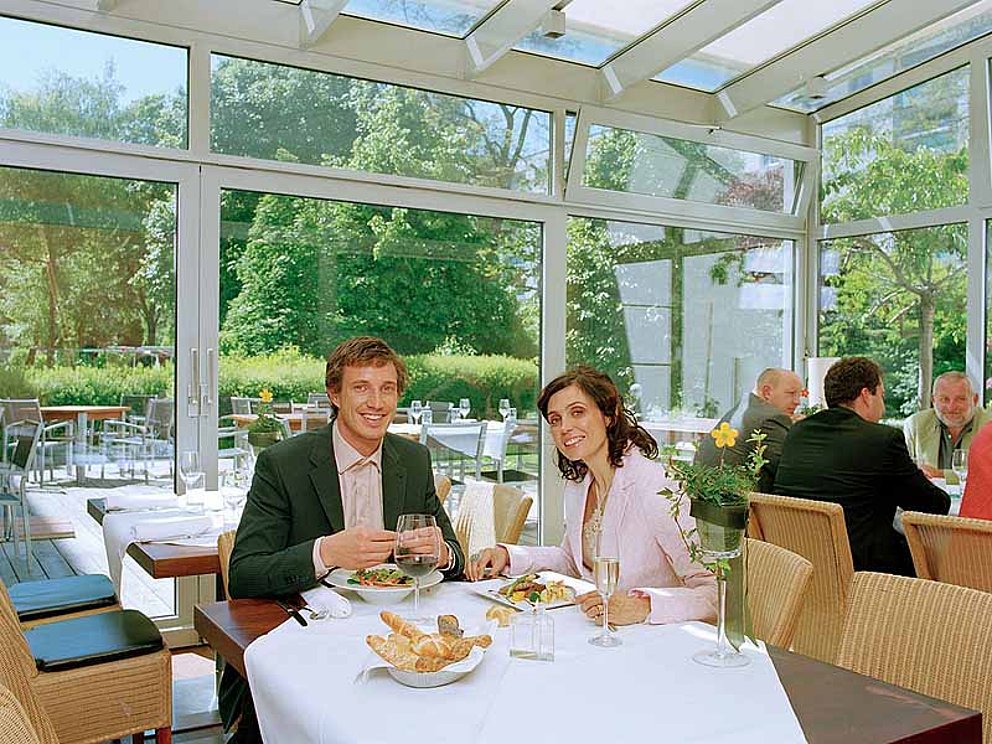 Ein Paar speist im Wintergarten im Hotel Prielmayerhof in Linz
