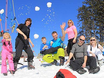 Gruppe Schneeball-Werfen bei den Gaudiwochen in der Skiregion Dachstein West