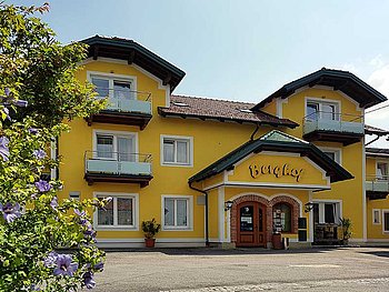 Hotel-Eingangsbereich von Außen Berghof in Obernberg