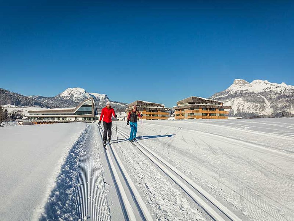 zwei Langläufer unterwegs auf der Loipe beim Narzissen Vital Resort in Bad Aussee