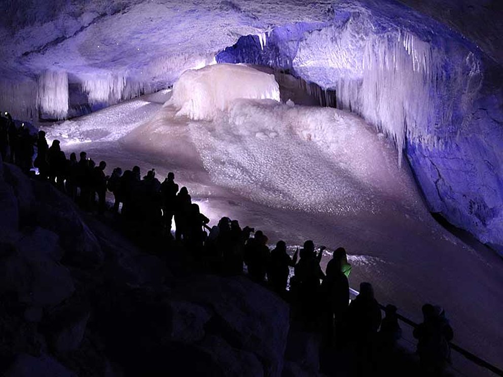 Atemberaubende Dachstein Eishöhle in Obertraun in violettem Licht