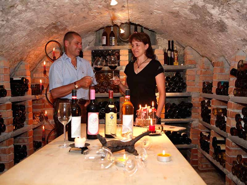 Ein Paar bei der Weinverkostung im Weinkeller im Relax- und Wanderhotel Poppengut, Hinterstoder