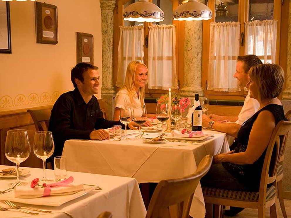 zwei Paare essen gemütlich zu Abend im Vitalhotel Lembacherhof in Lembach