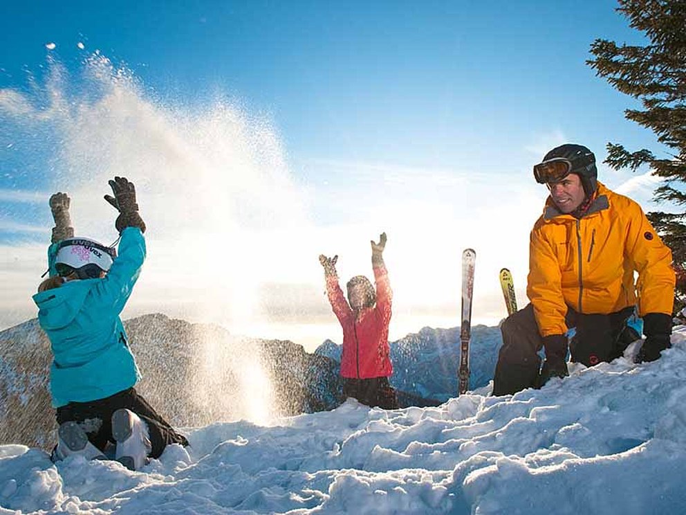 Kinder haben Spaß im Schnee am Kasberg