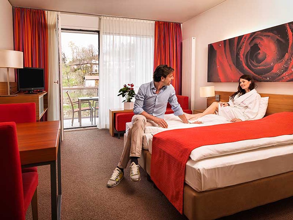 Doppelzimmer in Rot mit Paar im Hotel Lebensquell in Bad Zell