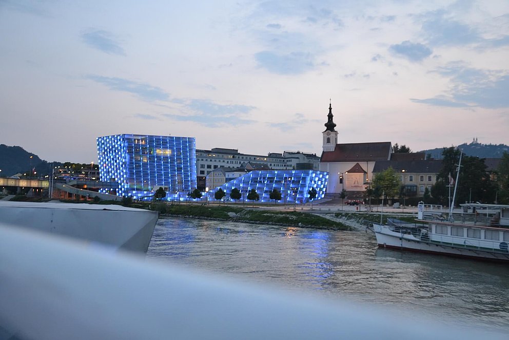 Linz an der Donau mit dem beleuchteten Ars Electronica Center
